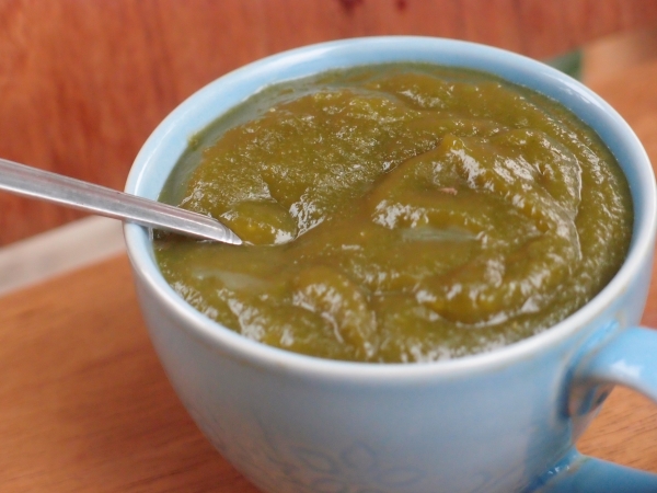 Coconut cream with pandan leaves juice