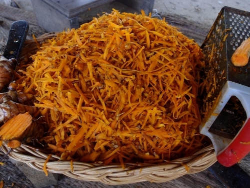 лечение куркумой, лечение ожога свежим соком из корня куркумы | Natural analgetic remedy to cure external wounds, treatment of burn with turmeric root fresh juice